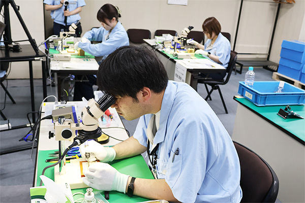 はんだ付けをしているようす