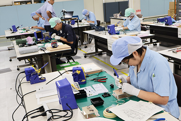 装置を組み立てているようす