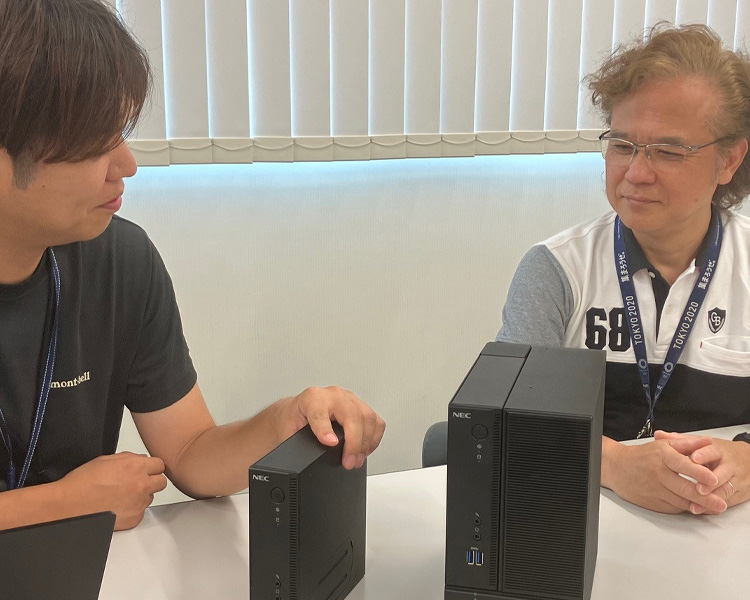 コンパクトボックス型コントローラを開発した二人