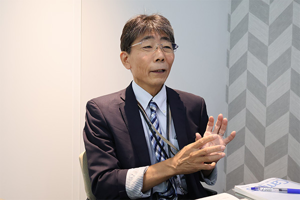 カメラのことについて話す佐藤