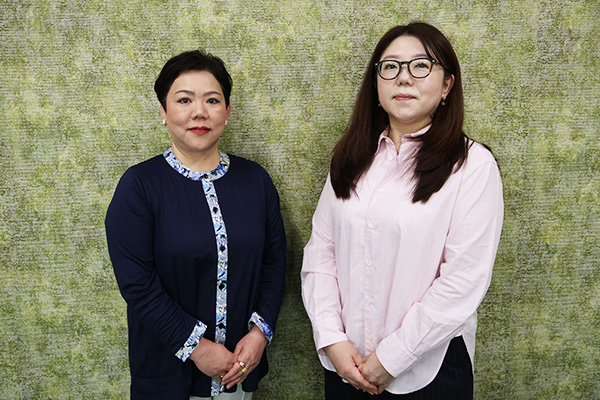 貿易管理室の高野と高田