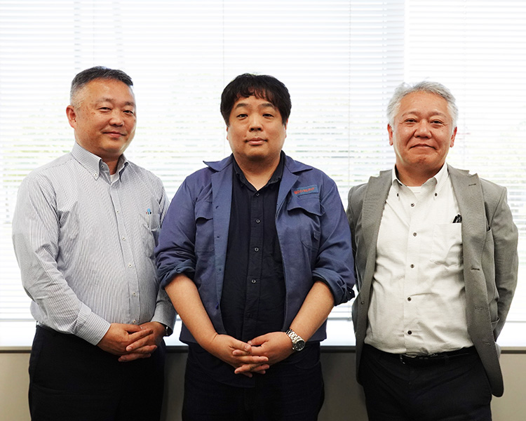生産技術統括部 岡部、倉地と環境工務統括部 田切