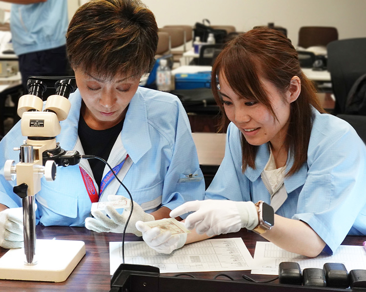 はんだ付け競技の審査をしている様子