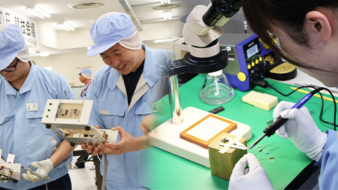 組み立てた製品を見ている人とはんだづけしている人