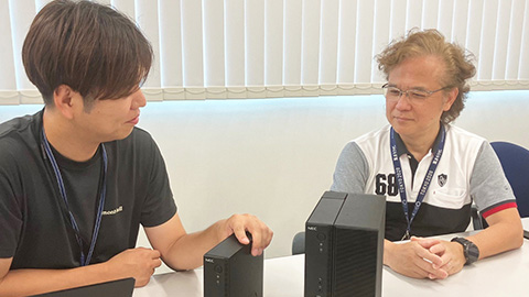 コンパクトボックス型コントローラを開発する二人