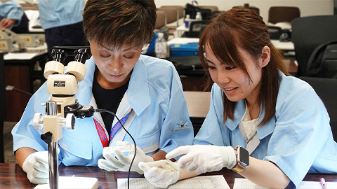 はんだ付け競技の審査をしている様子