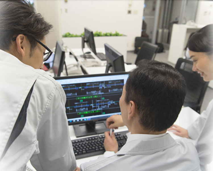 オフィスや工場で働く人々