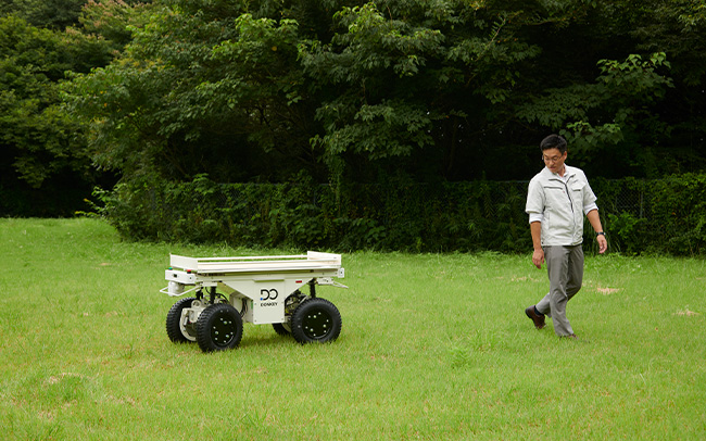 スマート農業ロボットが動いているようす