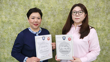 NECプラットフォームズ 貿易管理室 担当者2名の写真