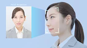 顔認証の女性の写真