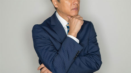 考え中の男性の写真