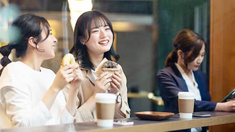 ドーナツを食べる女性の写真