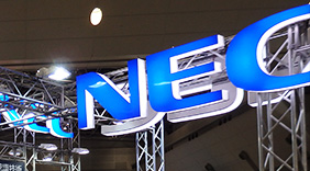 MECのネオンサインの写真