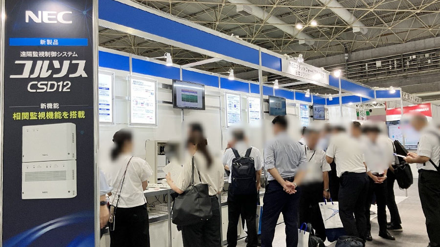 お客さまでにぎわうNECプラットフォームズブースの写真