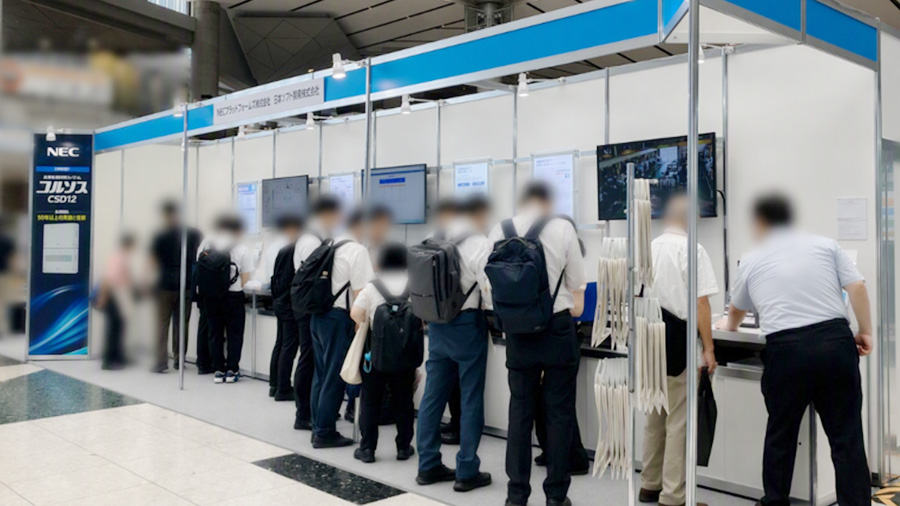 お客さまでにぎわうNECプラットフォームズブースの写真