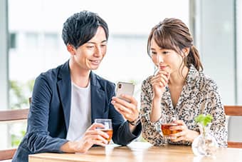 カフェにいる男女の写真