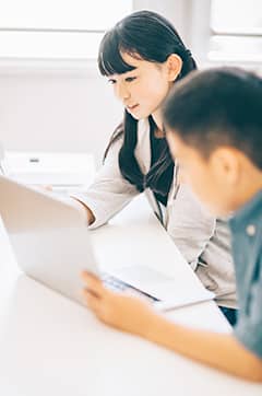教室でパソコンを操作する児童