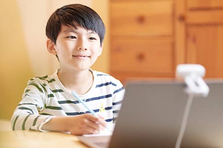 PCを操作する小学生