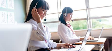 パソコンでリスニングをする中学生