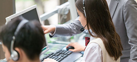 パソコンを操作する学校の生徒