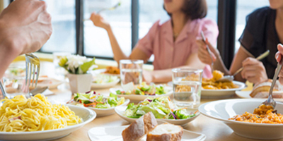 レストランで食事をする人々