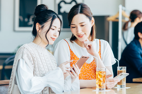 スマホを見ている女性二人