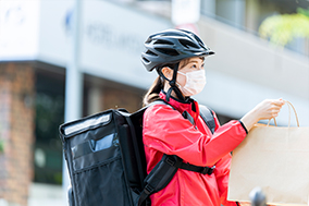 フードデリバリーをするスタッフ