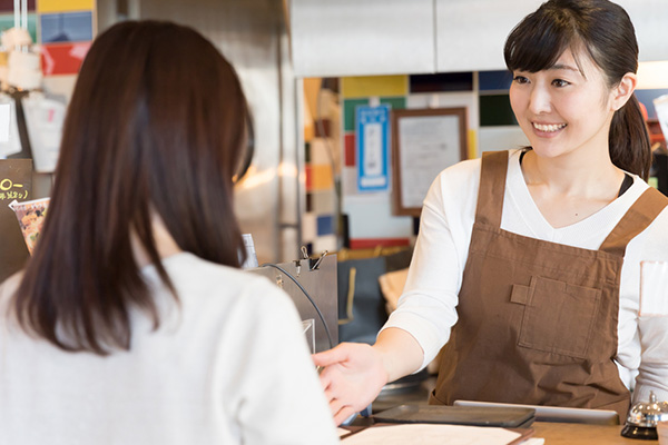 レジをする女性と客