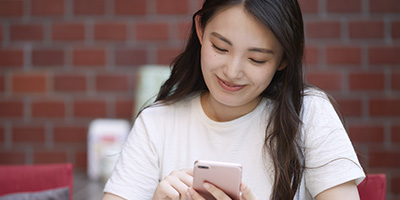 スマホを操作する女性