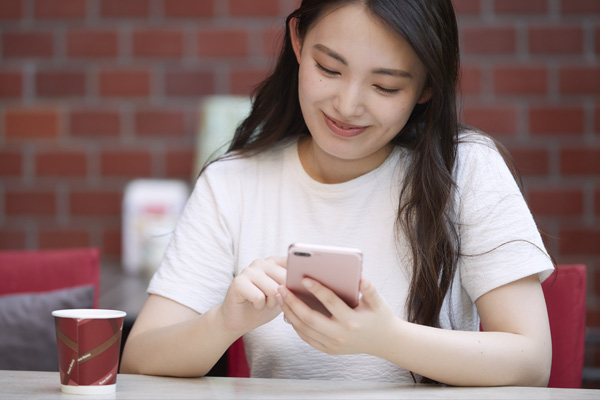 モバイルオーダーをする女性