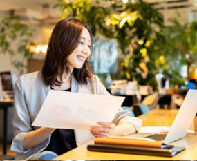 オフィスで働く女性