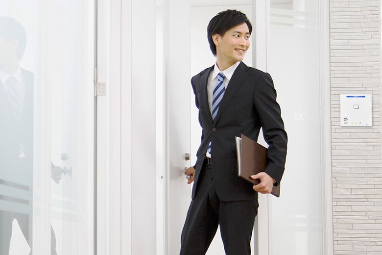 扉から出てくる男性
