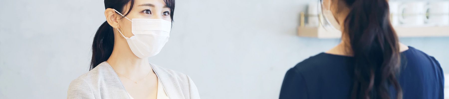 マスクを付けた女性