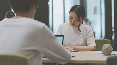 オフィスで仕事をする女性の写真