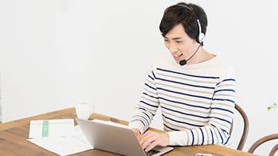 テレワーク中の男性の写真